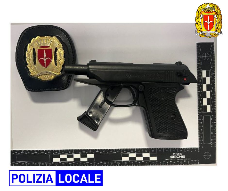 Si presenta alla porta e minaccia con una finta pistola – La Polizia Locale di Trieste lo arresta dopo un’indagine lampo